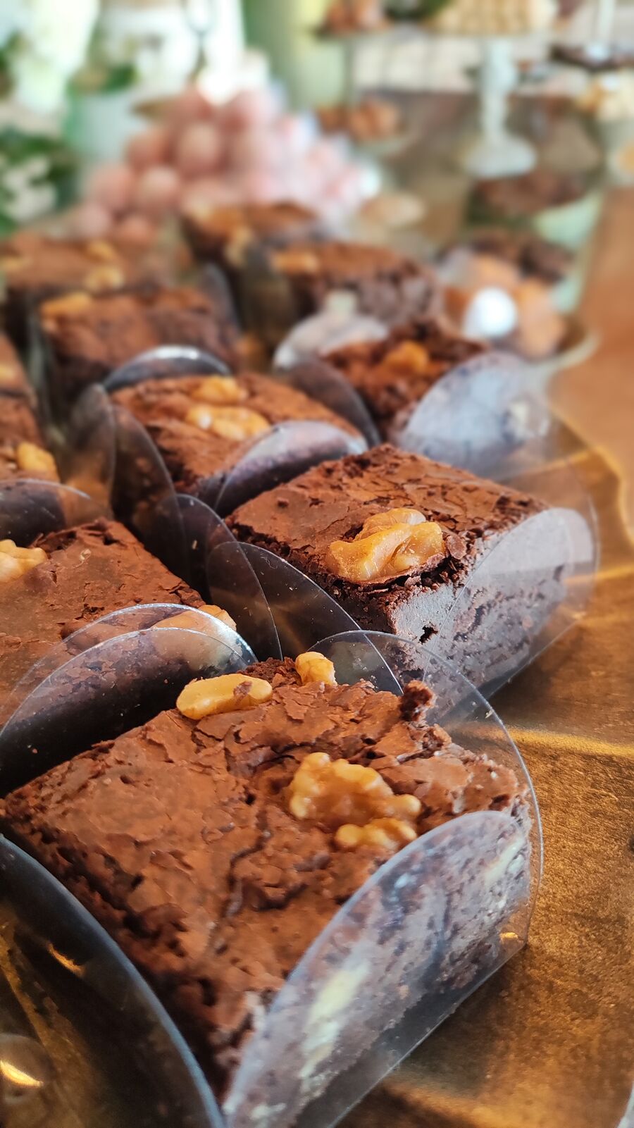 Brownie de nozes cortado