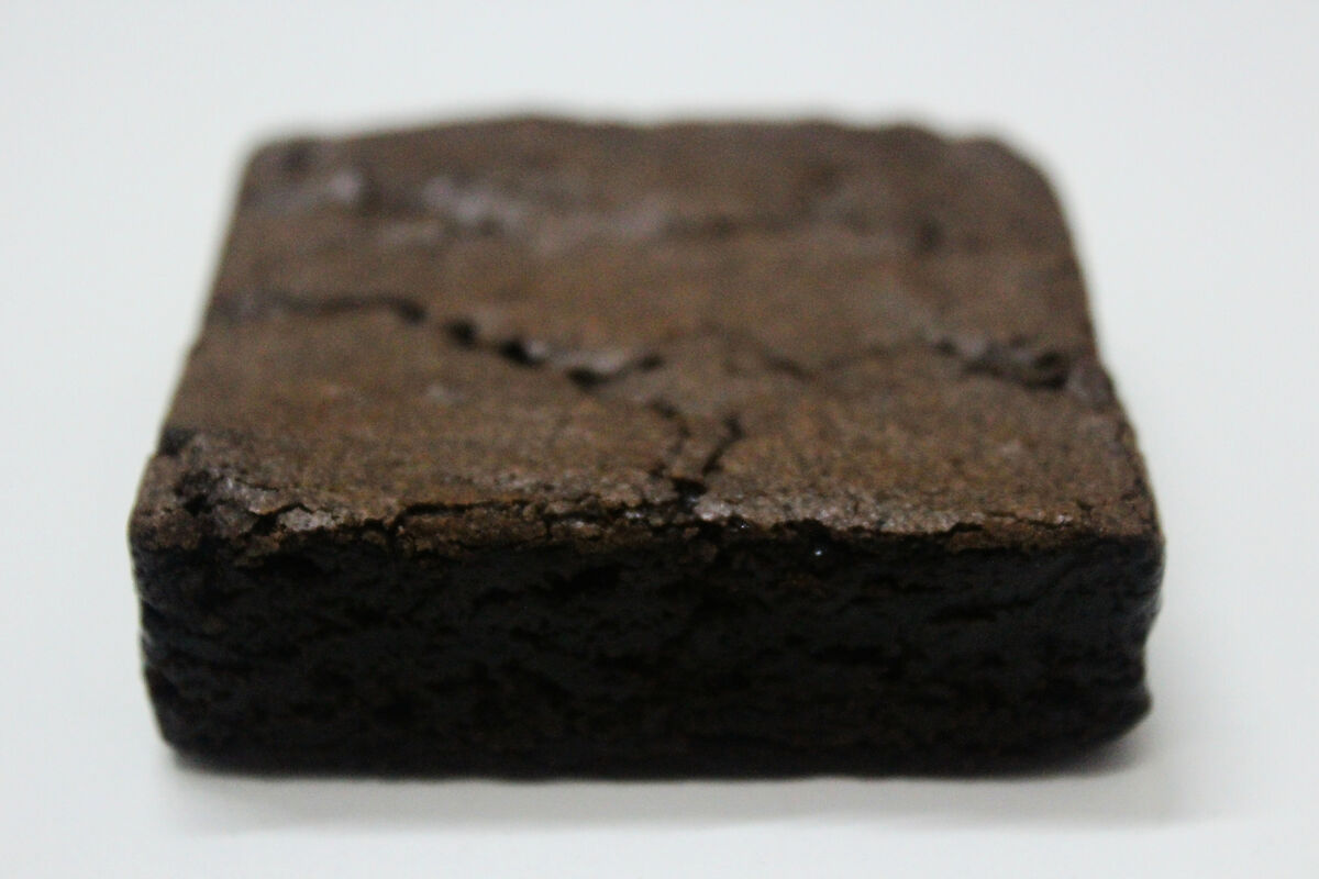 Brownie Mahalo cortado, com casquinha e miolo molhadinho