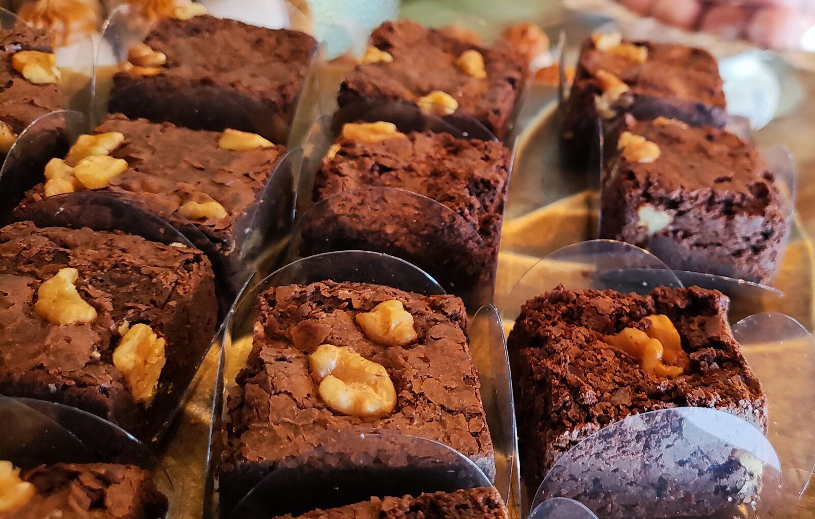Mini brownies de nozes em forminhas numa mesa de casamento